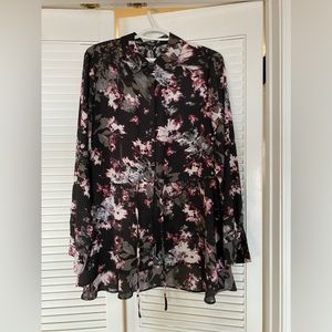 Pretty, tunic length Simply Vera Wang shirt